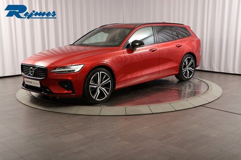 Röd (fusion red metallic) Begagnad 2022 Volvo V60 R-Design Kombi | 449 900 kr (Marknadspris) - Bild 1/4