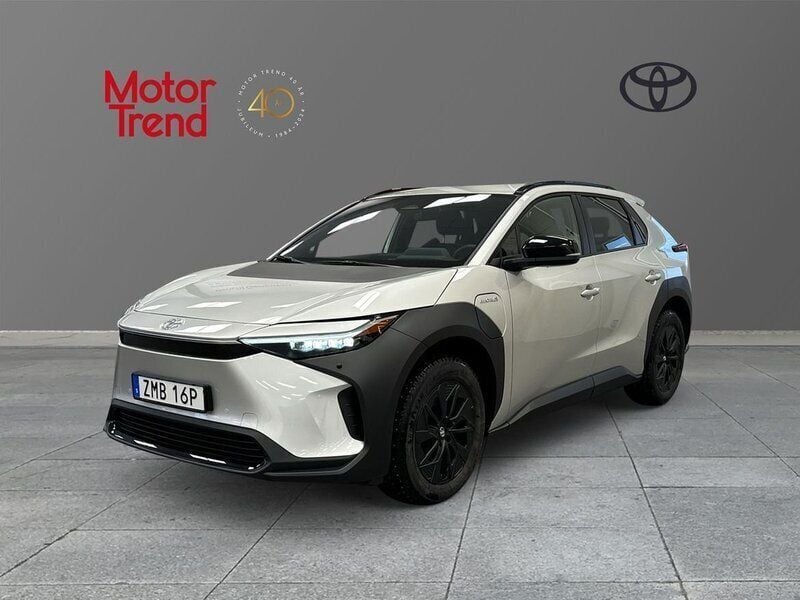 Precious silver (1j6) Begagnad 2023 Toyota bZ4X Style SUV | 379 900 kr - Bild 1/4