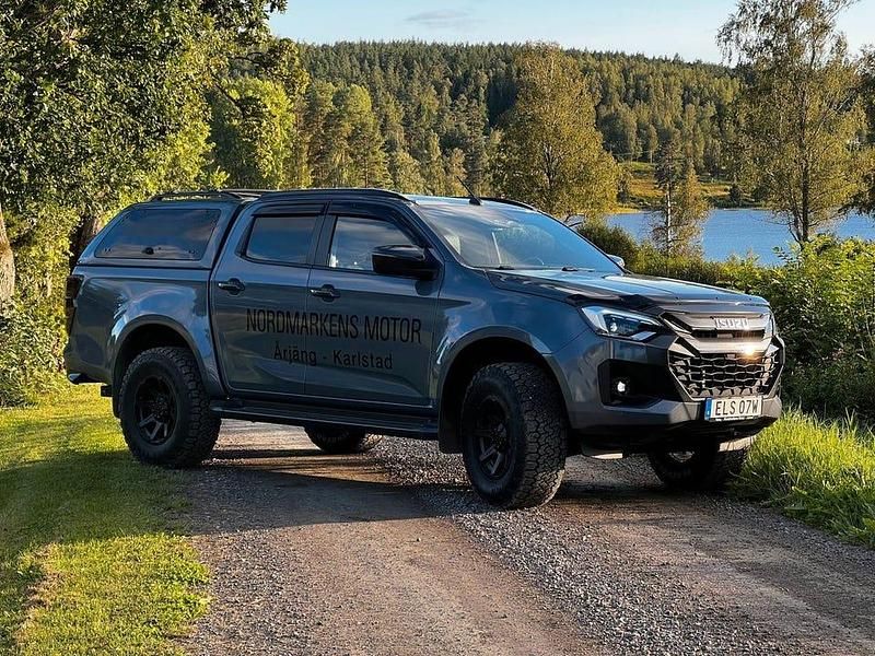 Grå Begagnad 2025 Isuzu D-Max Pickup | 781 250 kr (Dyr) - Bild 1/4