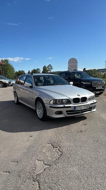 Silver Begagnad 2001 BMW 530 Kombi | 40 000 kr - Bild 1/4