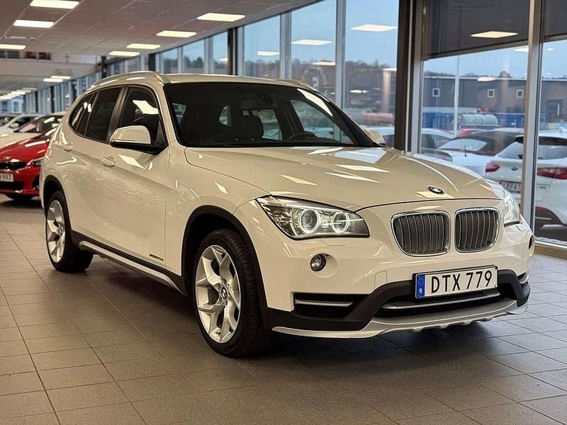 Vit Begagnad 2015 BMW X1 xLine SUV | 139 900 kr (Marknadspris) - Bild 1/3