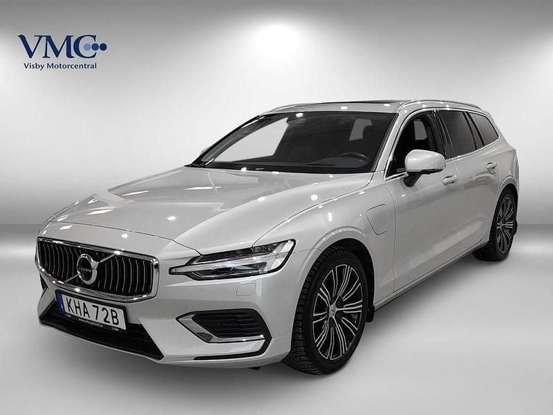 Vit (birch light metallic) Begagnad 2022 Volvo V60 Kombi | 369 000 kr (Marknadspris) - Bild 1/3