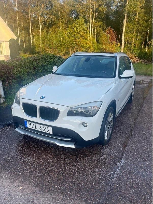 Vit Begagnad 2012 BMW X1 SUV | 65 000 kr (Marknadspris) - Bild 1/4