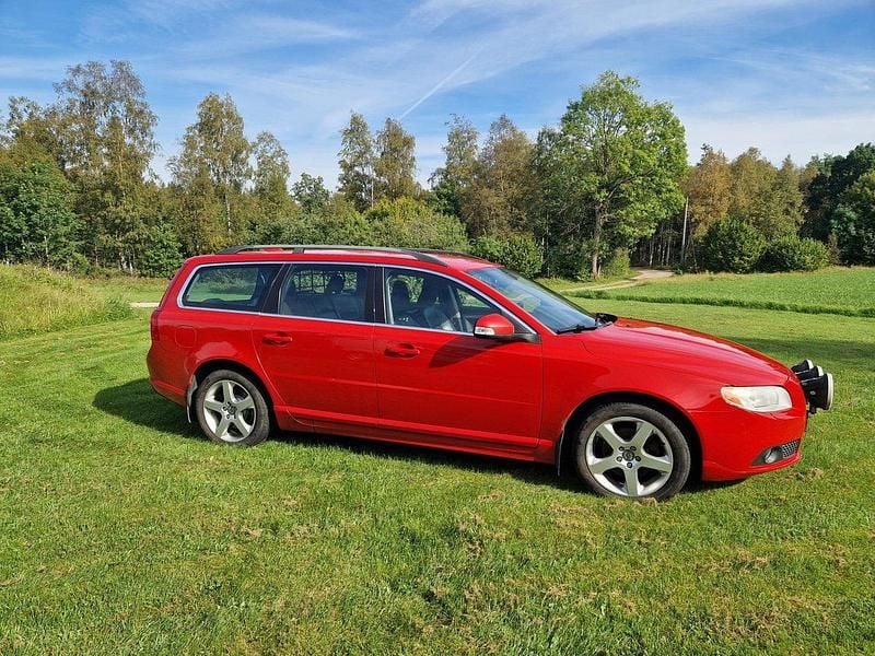 Röd Begagnad 2010 Volvo V70 Momentum Kombi | 52 000 kr (Lite dyr) - Bild 1/4