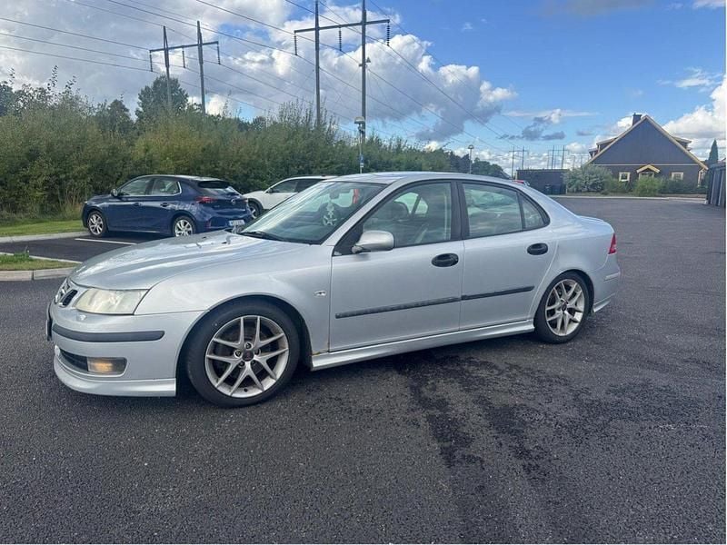 Grå Begagnad 2005 Saab 9-3 Aero Sedan | 24 999 kr (Superpris) - Bild 1/4