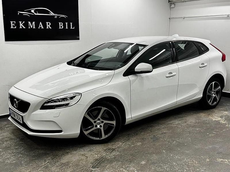 Begagnad Volvo V40 Momentum 120 HK (88 kW) 2017 Vit Halvkombi