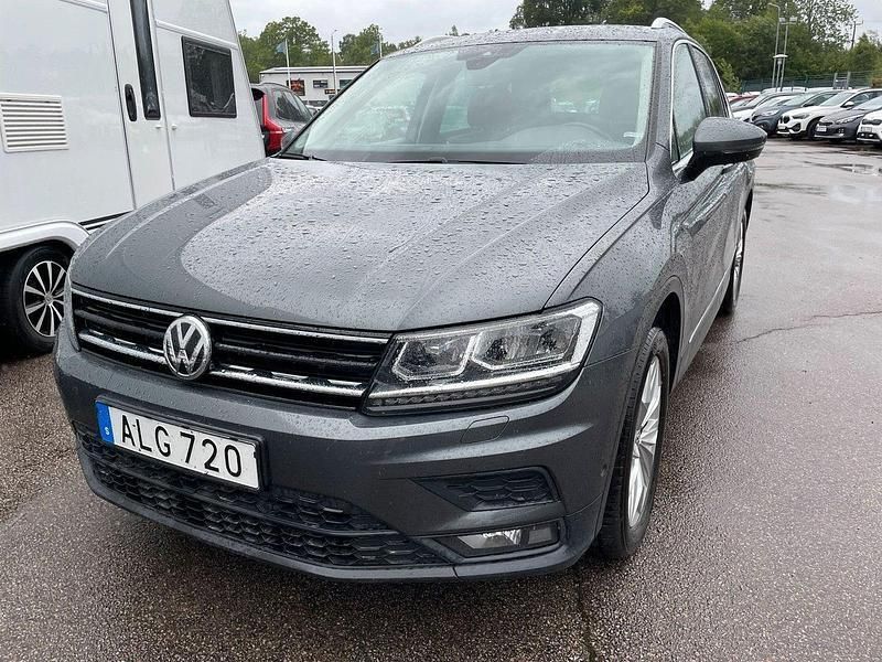 Silver (grå metallic) Begagnad 2018 VW Tiguan Executive SUV | 225 000 kr (Bra pris) - Bild 1/2