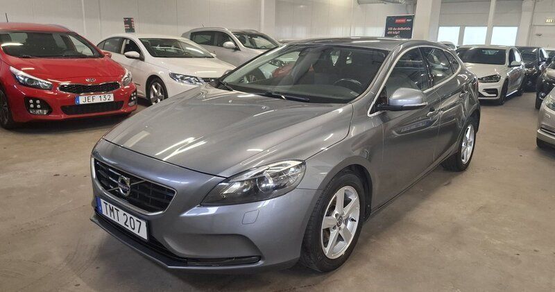 Grå Begagnad 2015 Volvo V40 Momentum Kombi | 125 000 kr (Marknadspris) - Bild 1/4