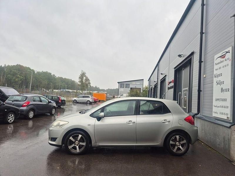 Begagnad Toyota Auris 124 HK (91 kW) 2007 Silver Halvkombi