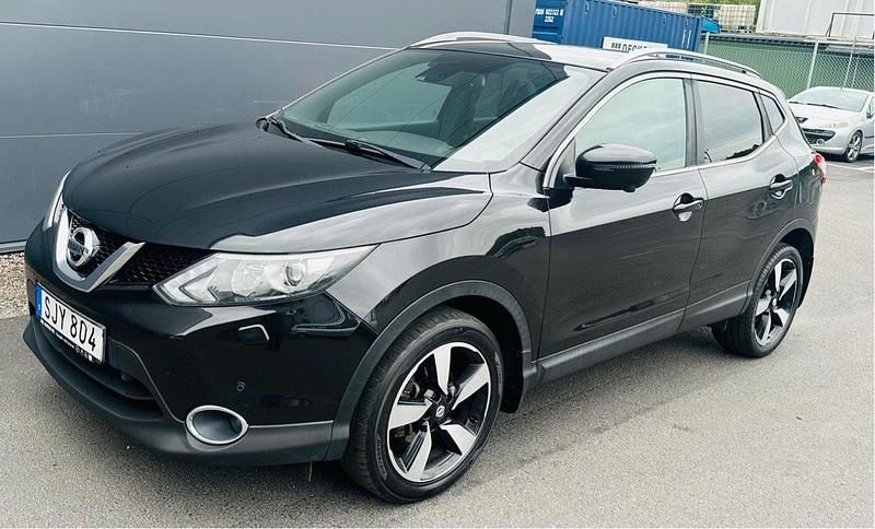 Svart Begagnad 2017 Nissan Qashqai 360º SUV | 125 000 kr (Bra pris) - Bild 1/4