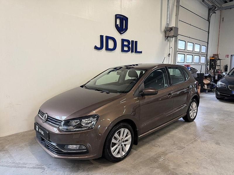 Brun Begagnad 2017 VW Polo Halvkombi | 144 900 kr (Marknadspris) - Bild 1/4