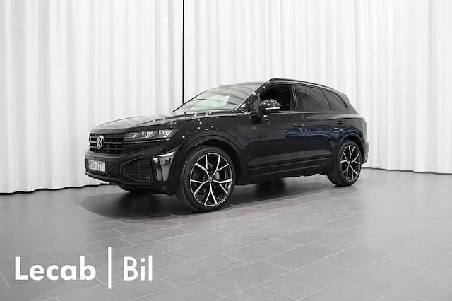 Svart (grenadilla black metallic) Begagnad 2025 VW Touareg R-line SUV | 829 500 kr (Marknadspris) - Bild 1/4