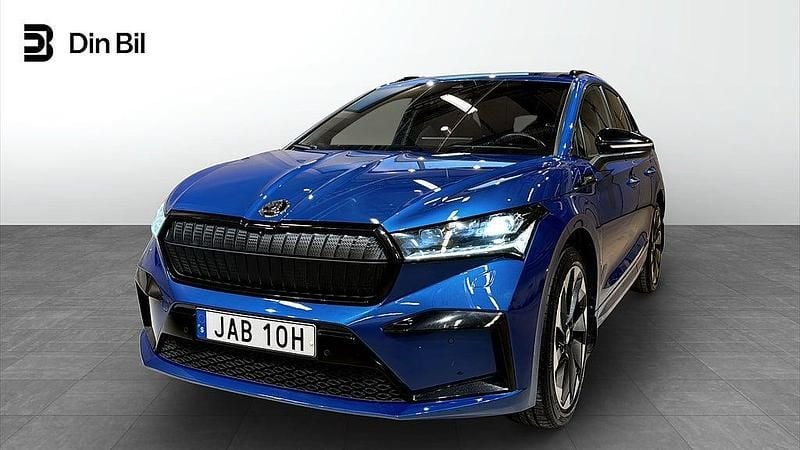 Blå Begagnad 2022 Skoda Enyaq iV SportLine SUV | 364 900 kr (Marknadspris) - Bild 1/4