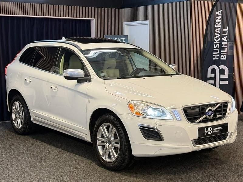 Vit Begagnad 2012 Volvo XC60 R-Design SUV | 129 990 kr (Bra pris) - Bild 1/4