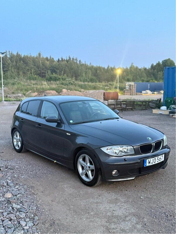 Grå Begagnad 2005 BMW 116 Advantage Halvkombi | 27 900 kr (Marknadspris) - Bild 1/4