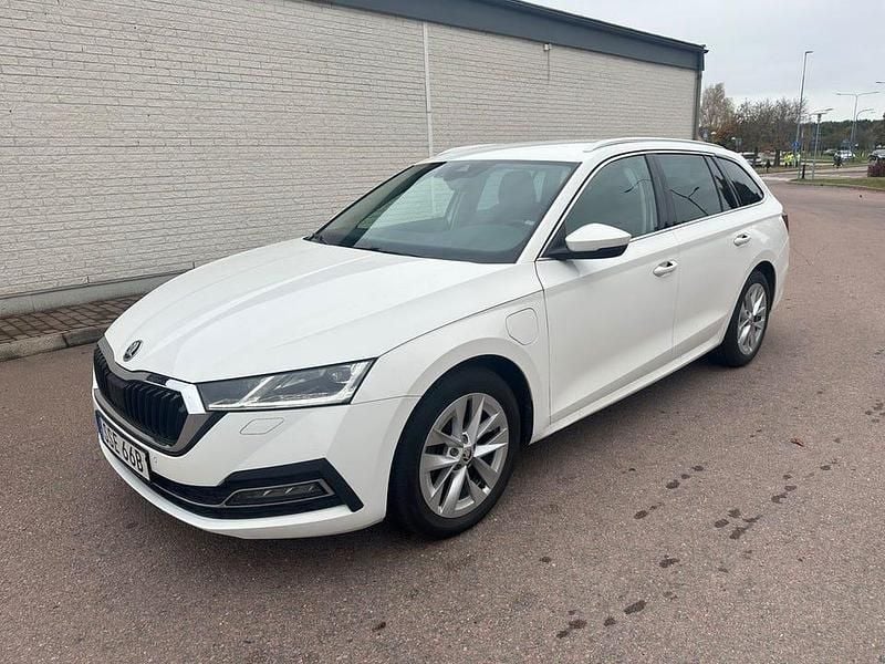 Begagnad Skoda Octavia Style 204 HK (150 kW) 2022 Vit Kombi