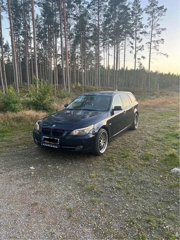 Blå Begagnad 2008 BMW 530 Kombi | 57 000 kr (Marknadspris) - Bild 1/4