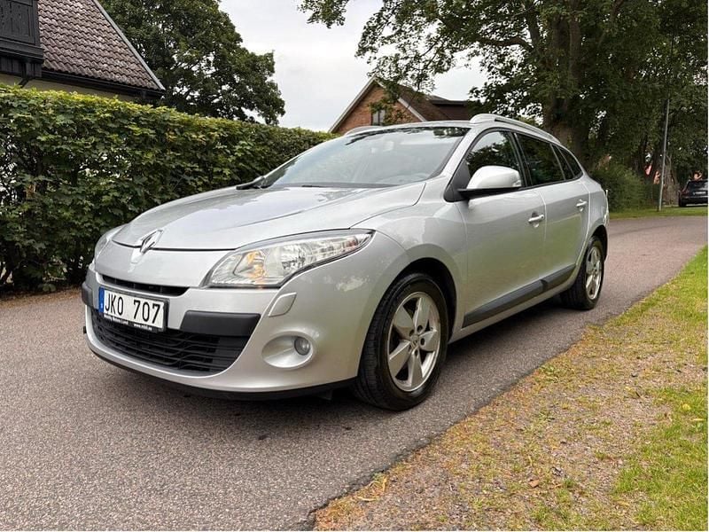 Silver Begagnad 2012 Renault Mégane GrandTour Kombi | 59 000 kr (Marknadspris) - Bild 1/4