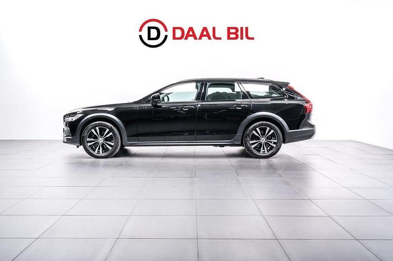 Svart Begagnad 2022 Volvo V90 CC Core Kombi | 429 700 kr (Marknadspris) - Bild 1/4
