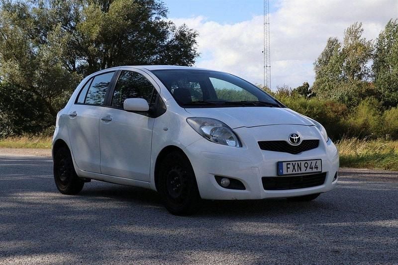 Vit Begagnad 2010 Toyota Yaris Halvkombi | 64 900 kr (Marknadspris) - Bild 1/4