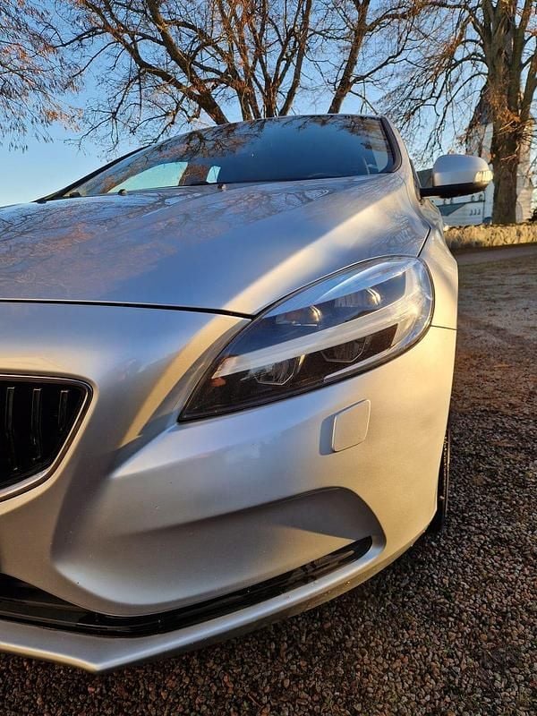 Begagnad Volvo V40 122 HK (89 kW) 2017 Gray metallic Halvkombi