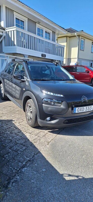 Svart Begagnad 2015 Citroën C4 Cactus PureTech Halvkombi | 69 000 kr (Marknadspris) - Bild 1/4