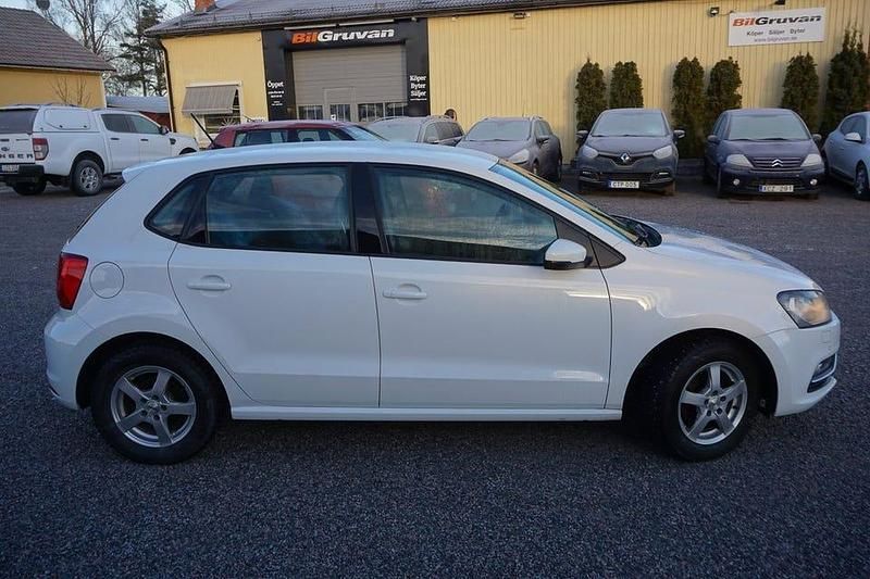 Begagnad VW Polo 90 HK (66 kW) 2015 Vit Halvkombi