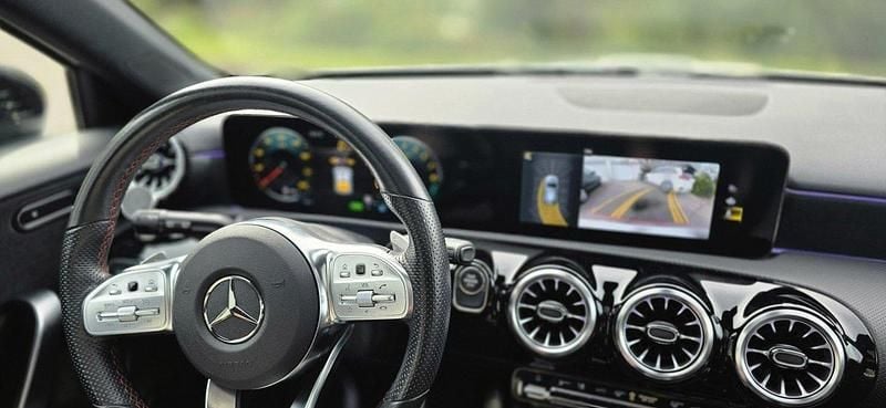 Vit Begagnad 2023 Mercedes A250 AMG Halvkombi | 339 000 kr (Marknadspris) - Bild 1/4