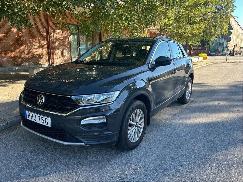 Grå Begagnad 2022 VW T-Roc SUV | 231 000 kr (Bra pris) - Bild 1/4
