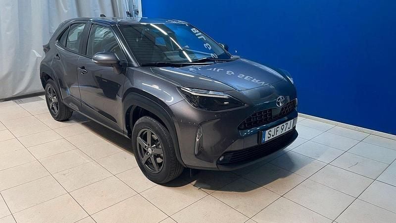 Mörkgrå (grå) Begagnad 2022 Toyota Yaris Cross Active SUV | 259 800 kr (Bra pris) - Bild 1/4