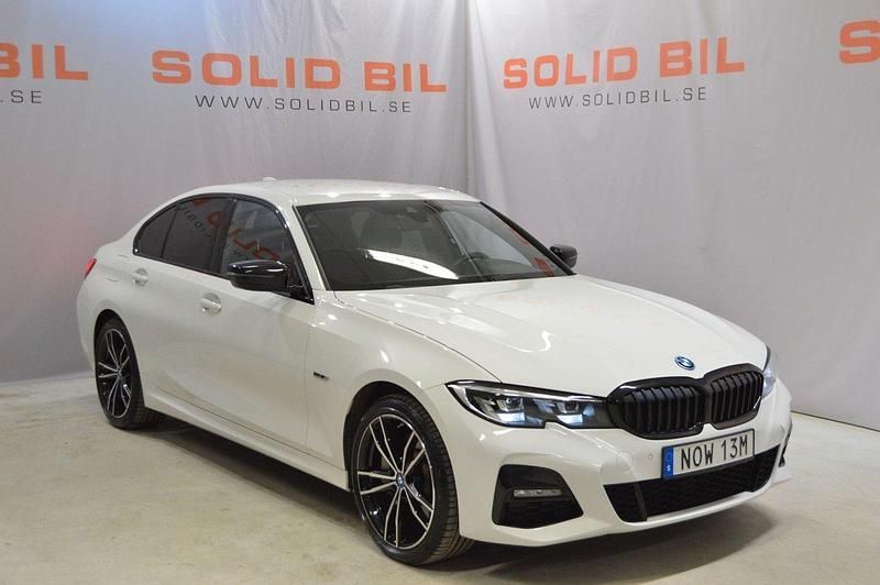 Vit Begagnad 2022 BMW 330e Shadowline Sedan | 329 900 kr (Marknadspris) - Bild 1/4
