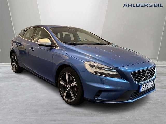 Blå Begagnad 2018 Volvo V40 R-Design Halvkombi | 214 500 kr (Marknadspris) - Bild 1/3