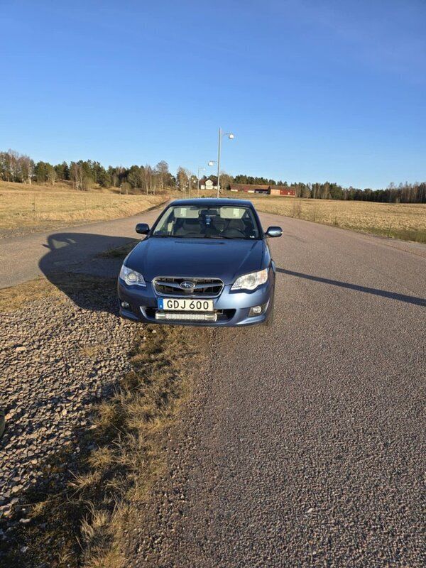Blå Begagnad 2008 Subaru Legacy Sedan | 40 000 kr (Superpris) - Bild 1/4