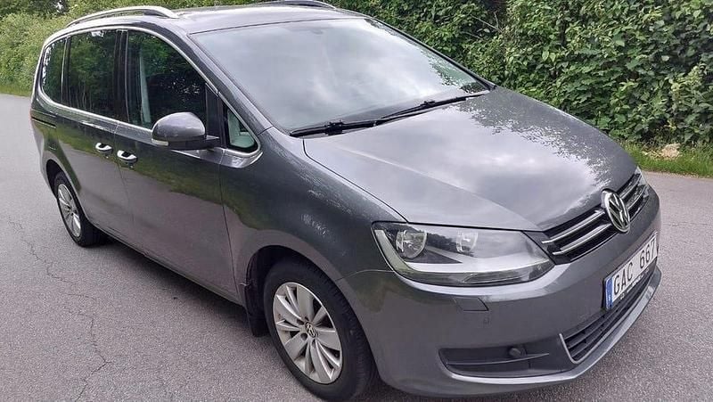 Grå Begagnad 2011 VW Sharan Minibuss | 97 999 kr (Marknadspris) - Bild 1/4