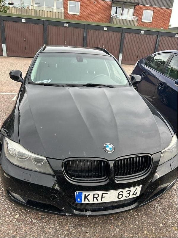 Svart Begagnad 2010 BMW 320 Comfort Edition Kombi | 85 000 kr (Marknadspris) - Bild 1/3