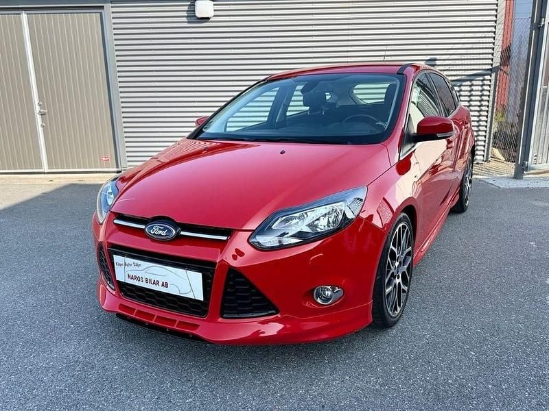 Begagnad Ford Focus Titanium 183 HK (134 kW) 2013 Röd Halvkombi