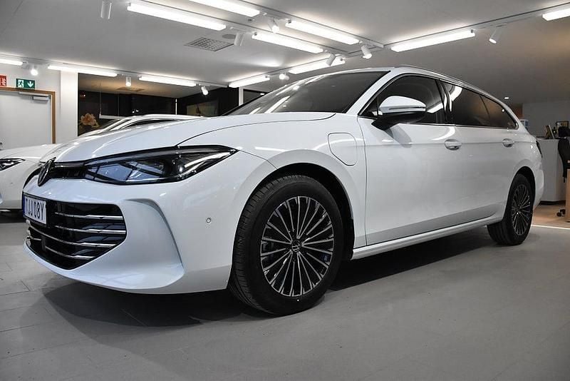 Vit Ny 2025 VW Passat Elegance Kombi | 519 800 kr (Bra pris) - Bild 1/3