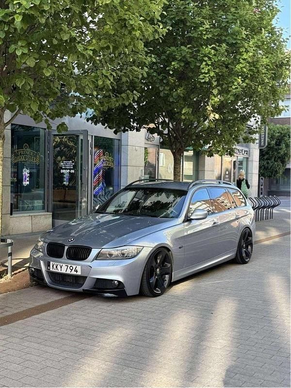 Blå Begagnad 2009 BMW 330 M Sport Kombi | 154 900 kr (Dyr) - Bild 1/4