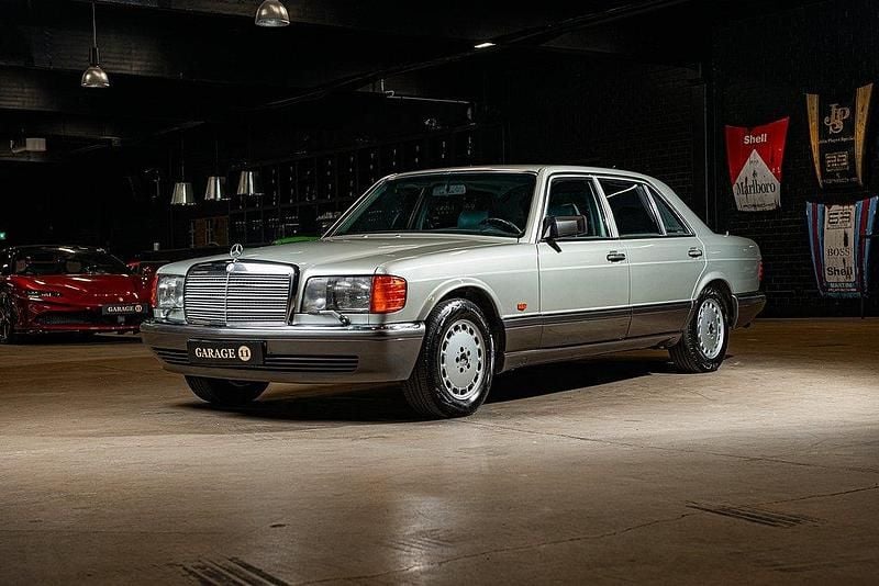 Begagnad 1989 Mercedes 560 Sedan | 209 560 kr - Bild 1/4