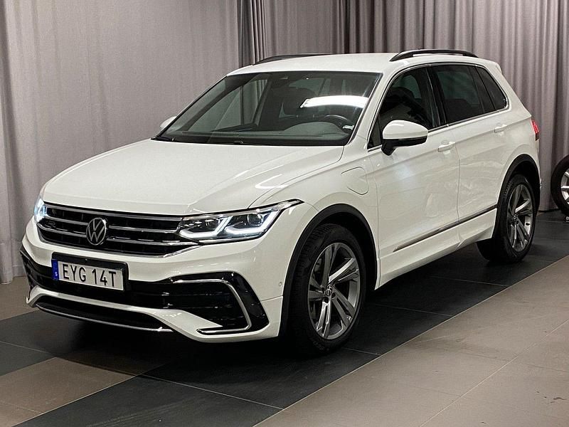 Vit Begagnad 2023 VW Tiguan R-line SUV | 359 900 kr (Marknadspris) - Bild 1/4