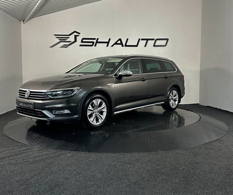 Mörkbrun (brun) Begagnad 2016 VW Passat Alltrack Kombi | 154 900 kr (Marknadspris) - Bild 1/4
