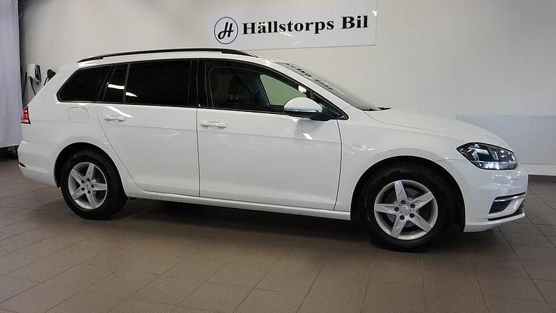 Begagnad VW Golf VII 110 HK (80 kW) 2018 Vit Kombi