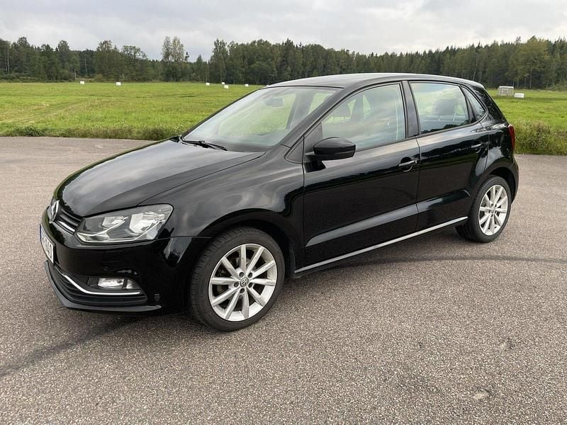 Svart Begagnad 2015 VW Polo Halvkombi | 67 000 kr (Superpris) - Bild 1/4