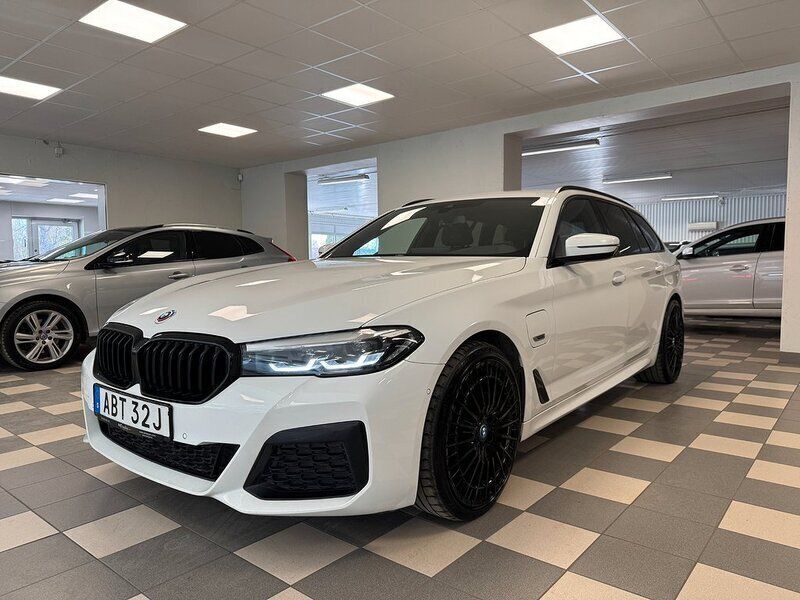 Vit Begagnad 2022 BMW 530e M Sport Kombi | 347 800 kr (Marknadspris) - Bild 1/4