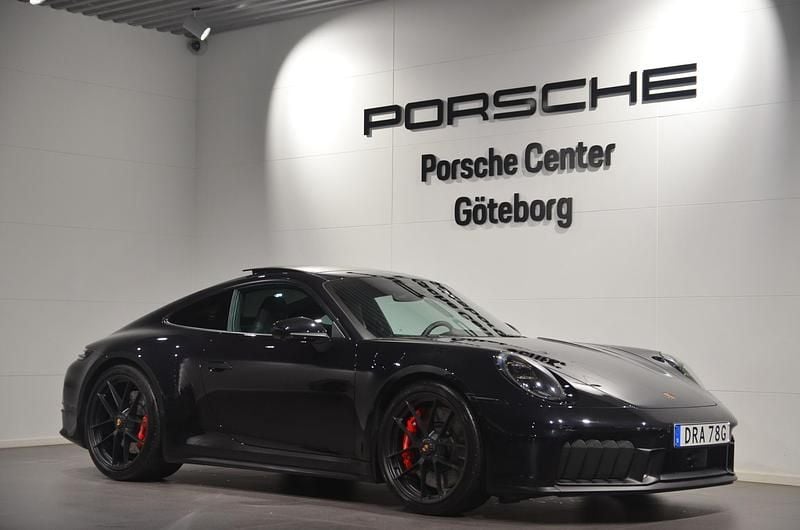 Svart (black) Begagnad 2025 Porsche 911 Carrera 4 GTS Sportkupé | 2 099 000 kr - Bild 1/4
