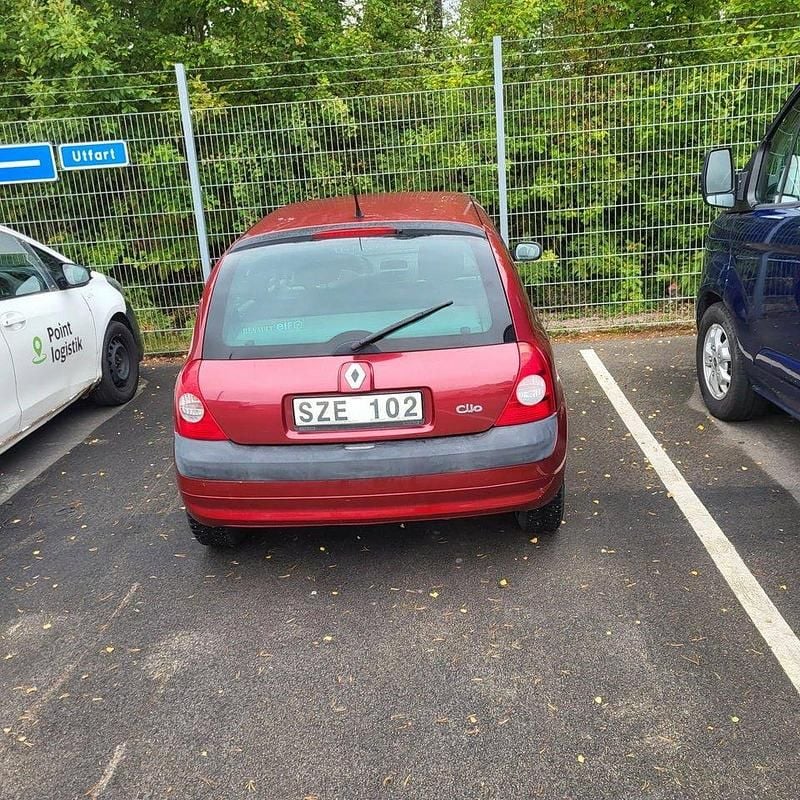Röd Begagnad 2002 Renault Clio II Expression Halvkombi | 19 900 kr (Marknadspris) - Bild 1/4