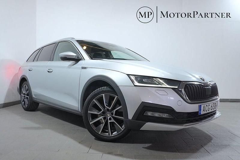 Grå Begagnad 2022 Skoda Octavia Scout Kombi | 259 900 kr (Dyr) - Bild 1/4