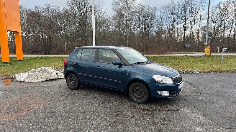 Blå Begagnad 2011 Skoda Fabia Elegance Halvkombi | 39 800 kr (Marknadspris) - Bild 1/4