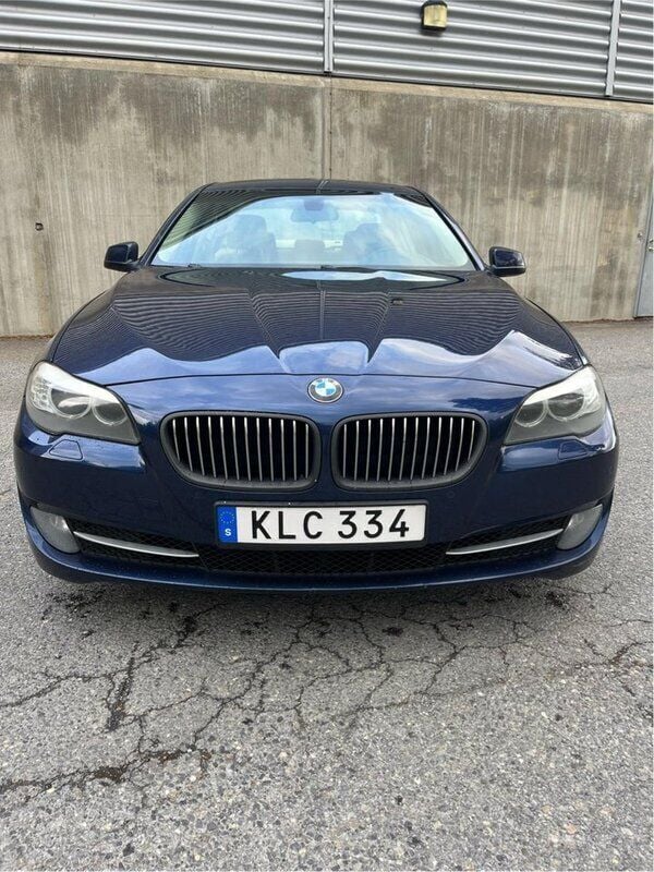 Blå Begagnad 2011 BMW 520 Sedan | 95 000 kr (Marknadspris) - Bild 1/4