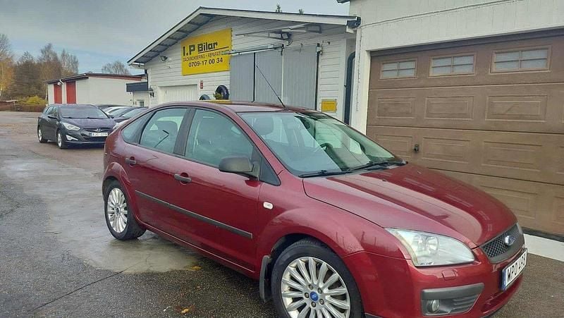 Mörkröd Begagnad 2005 Ford Focus Halvkombi | 21 000 kr (Marknadspris) - Bild 1/4
